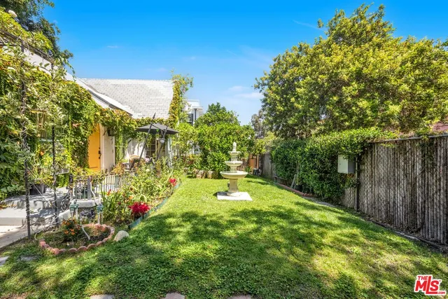 a view of yard with green space