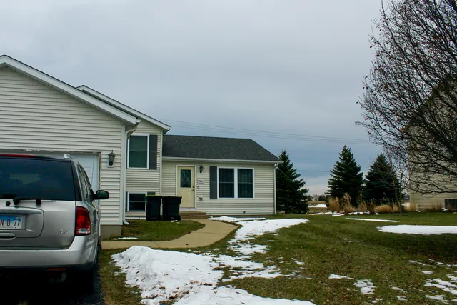 a view of a house with back yard