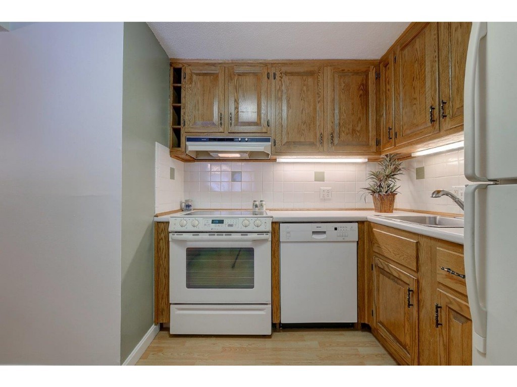 12 R English Village Road, Unit 204 Manchester, NH 03102 - Photo 7 of 20 Gallery Image 7
