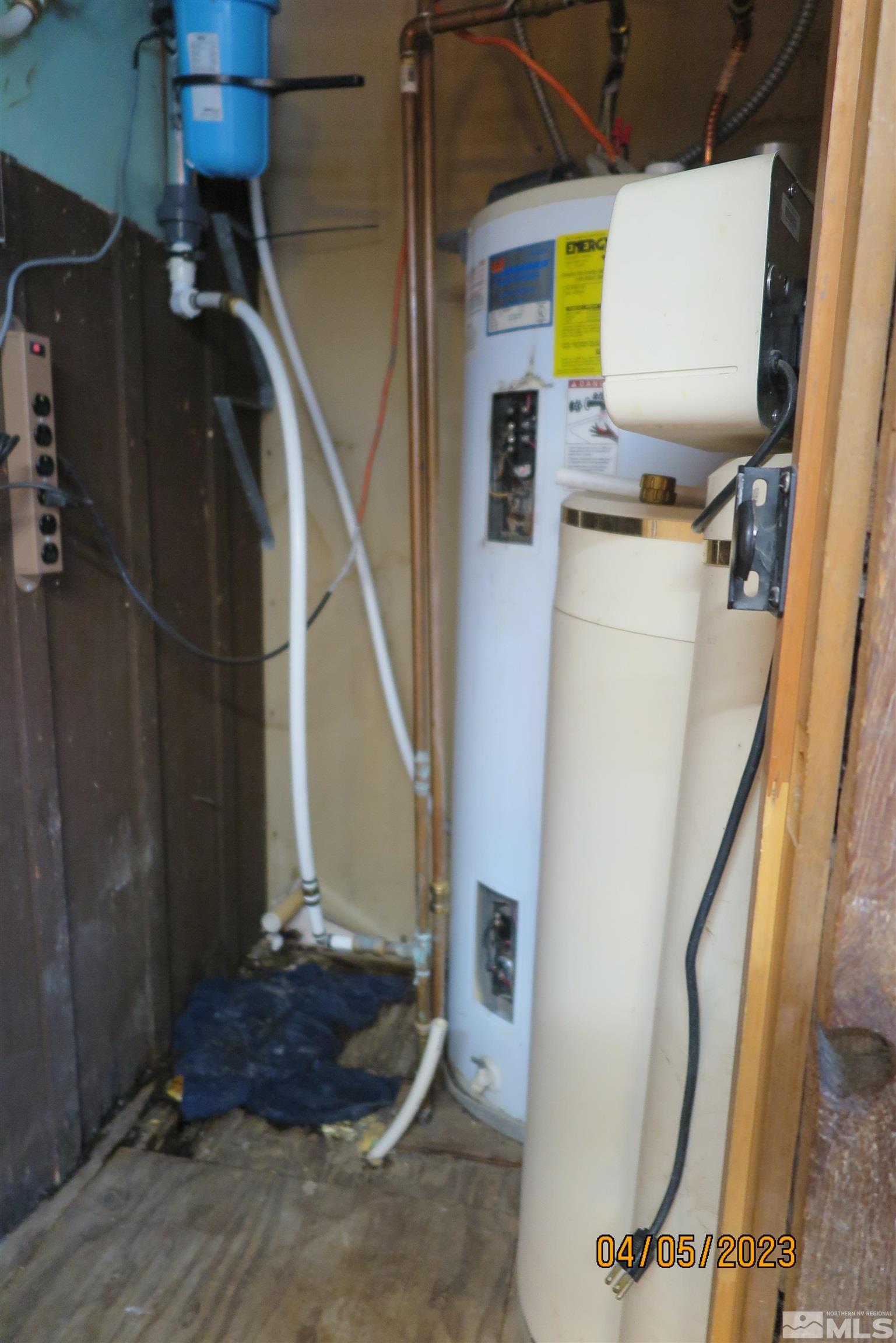 208 Rhodes Road Reno, NV 89521 - Photo 15 of 33 a view of a room with gym equipment