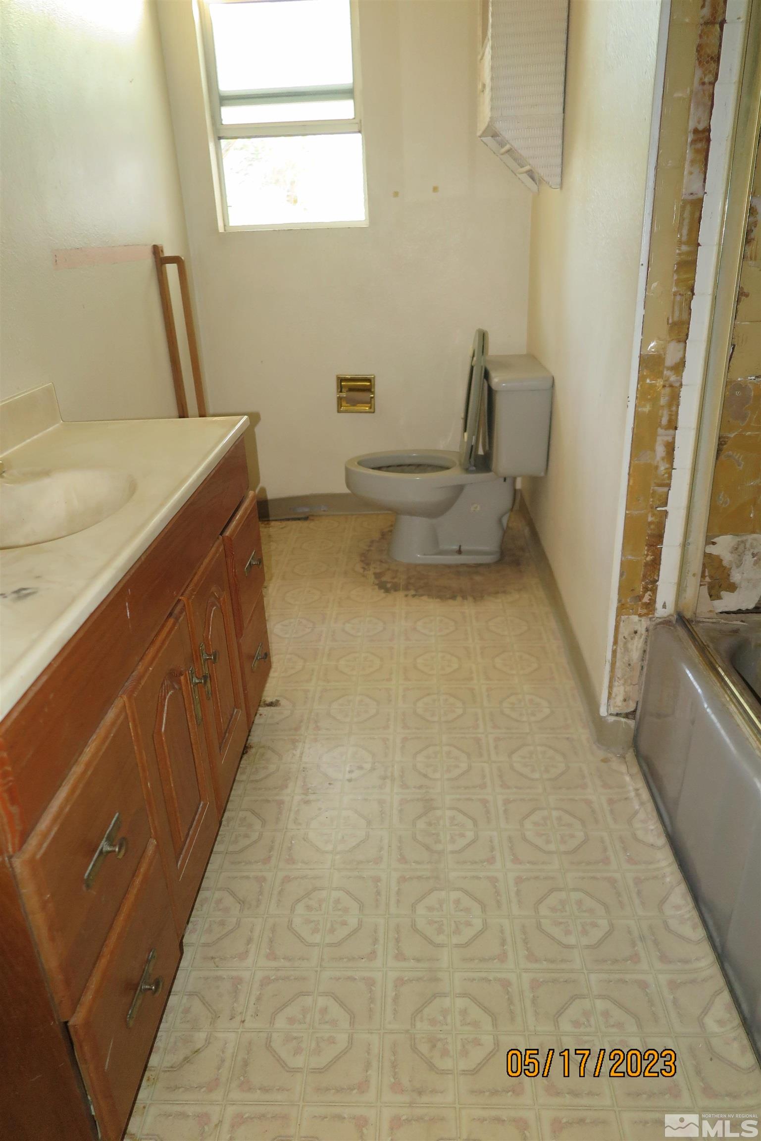 208 Rhodes Road Reno, NV 89521 - Photo 25 of 33 a bathroom with a sink and a toilet