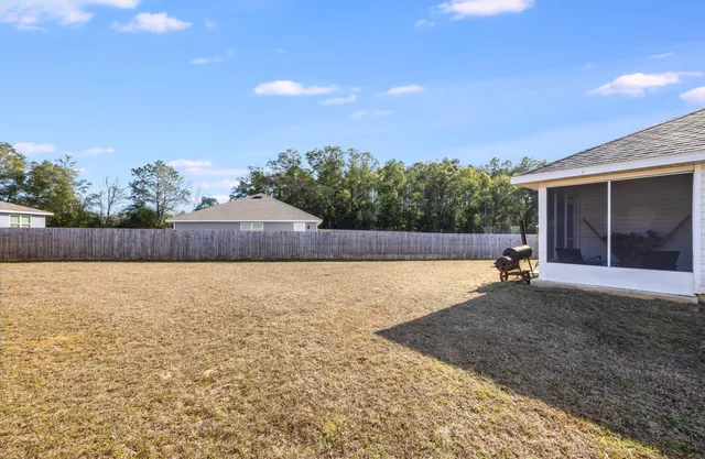 a view of a backyard