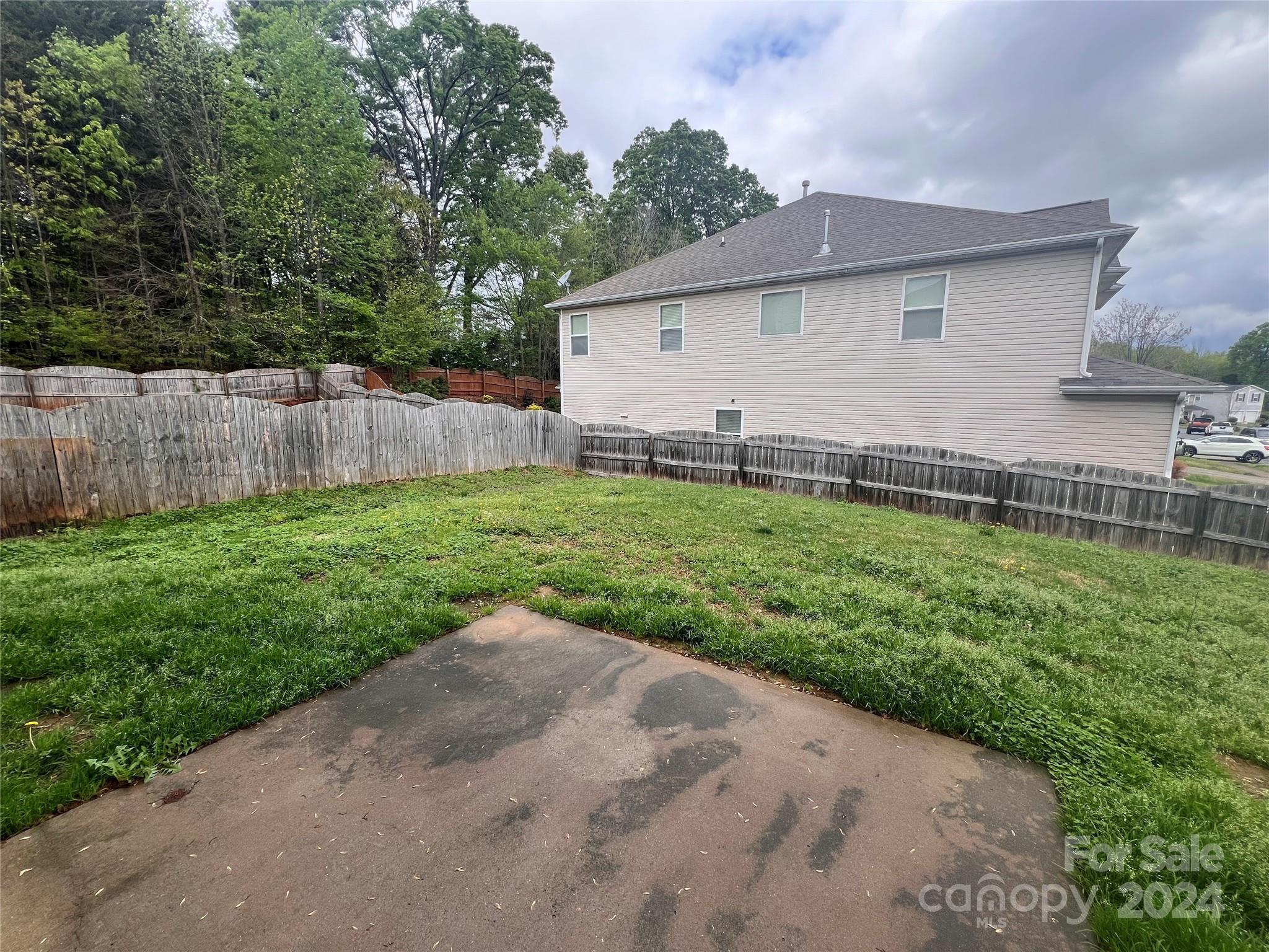 6702 Ferrell Commons Road Charlotte, NC 28269 - Photo 8 of 20 a backyard of a house with lots of green space