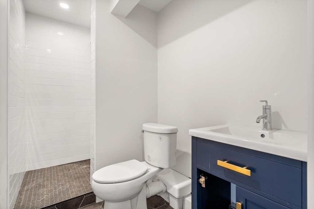 10 Chestnut Place Hingham, MA 02043 - Photo 22 of 41 a bathroom with a toilet a sink and mirror