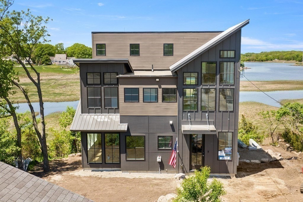10 Chestnut Place Hingham, MA 02043 - Photo 41 of 41 a front view of a house with a garden
