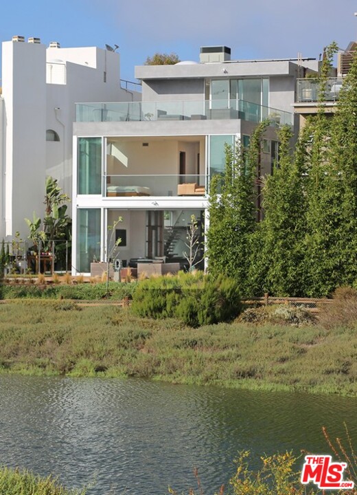 4107 Roma Court Marina del Rey, CA 90292 - Photo 1 of 27