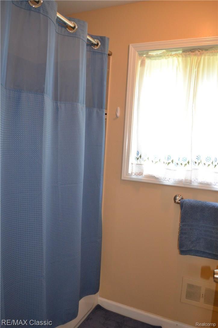 1235 Bay Ridge Drive Highland, MI 48356 - Photo 13 of 18 Dual Entry Full Bath