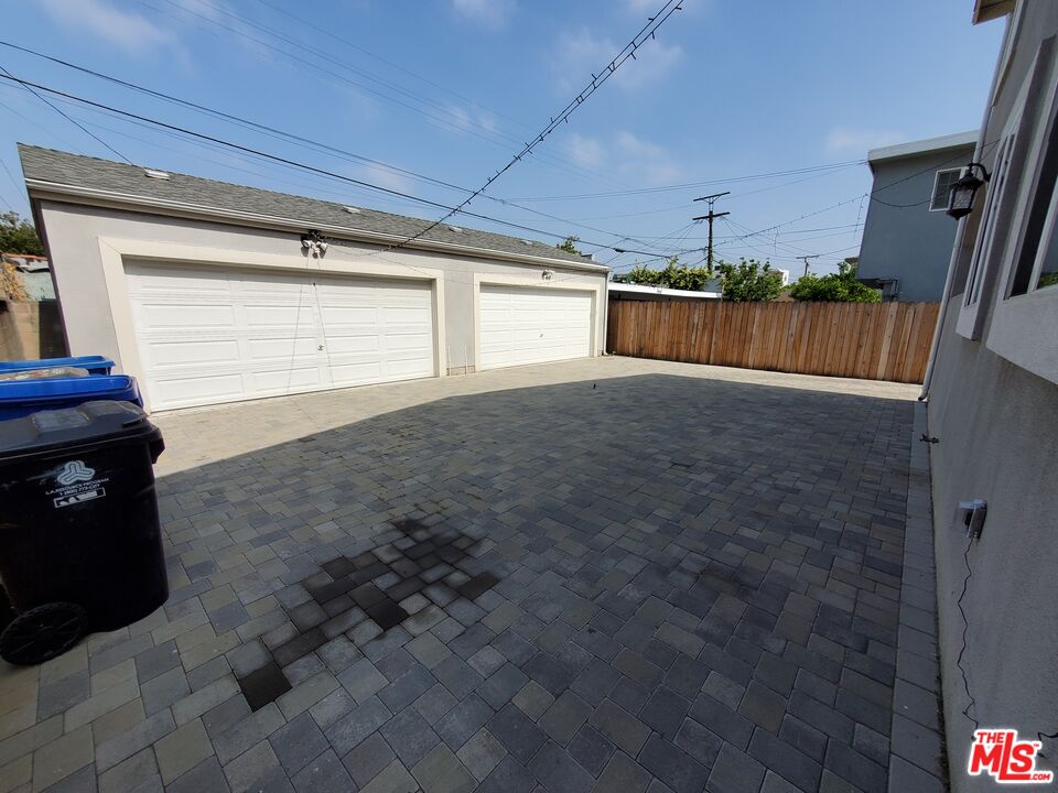 2227 Hauser Boulevard Los Angeles, CA 90016 - Photo 26 of 27 a view of a backyard of the house