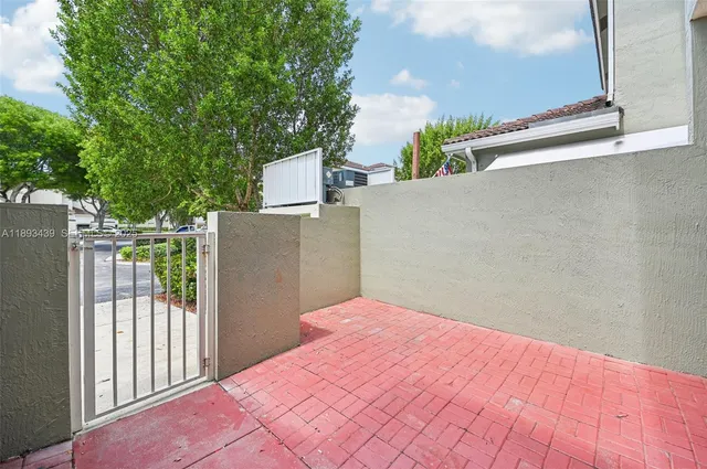 a view of a backyard