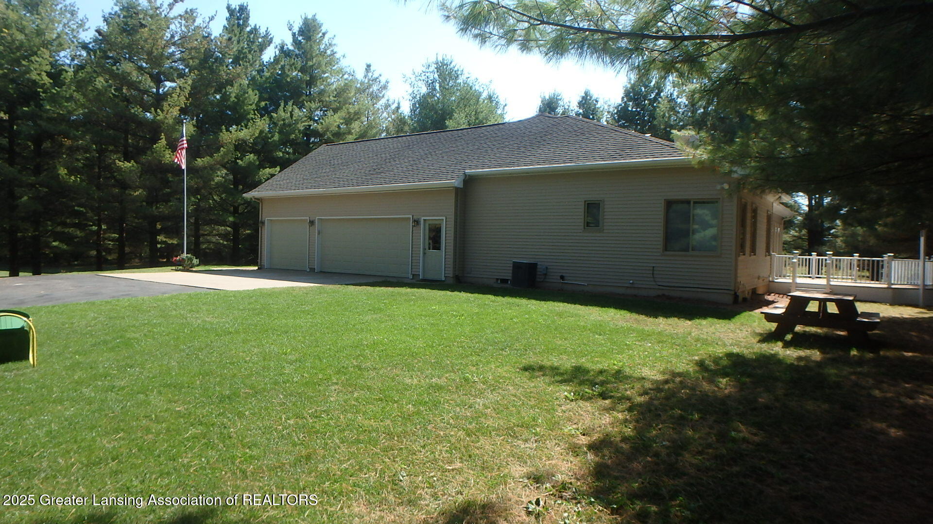 2612 South Ainger Road Charlotte, MI 48813 - Photo 8 of 39 3 car garage