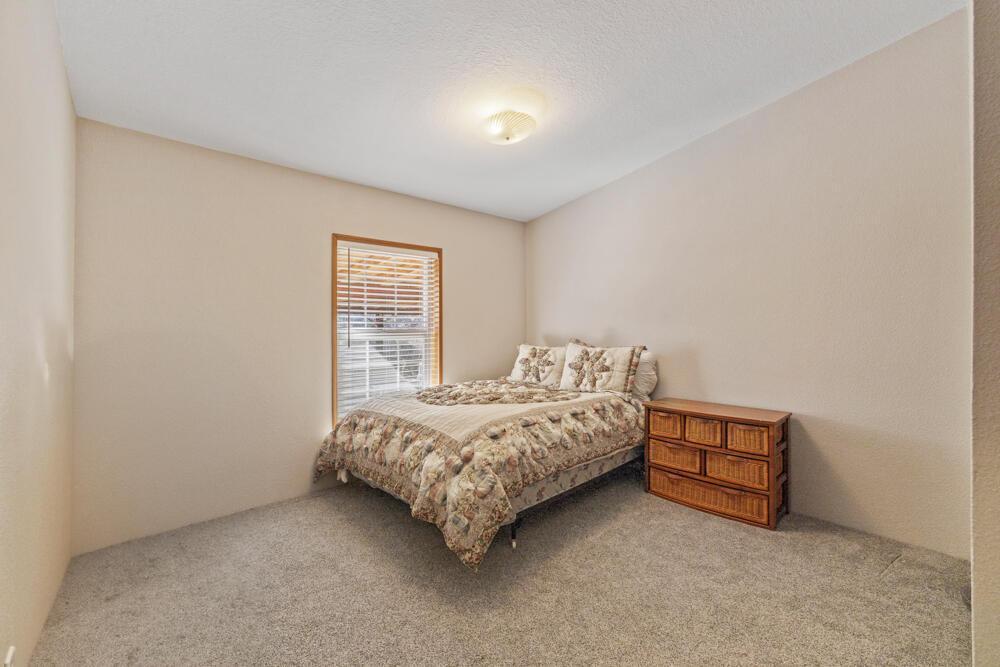 17550 South Poe Valley Road Klamath Falls, OR 97603 - Photo 32 of 59 a bedroom with a bed and a window