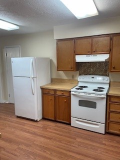 138 B Summer Place Huntsville, TX 77340 - Photo 4 of 17 a kitchen with a stove and a refrigerator