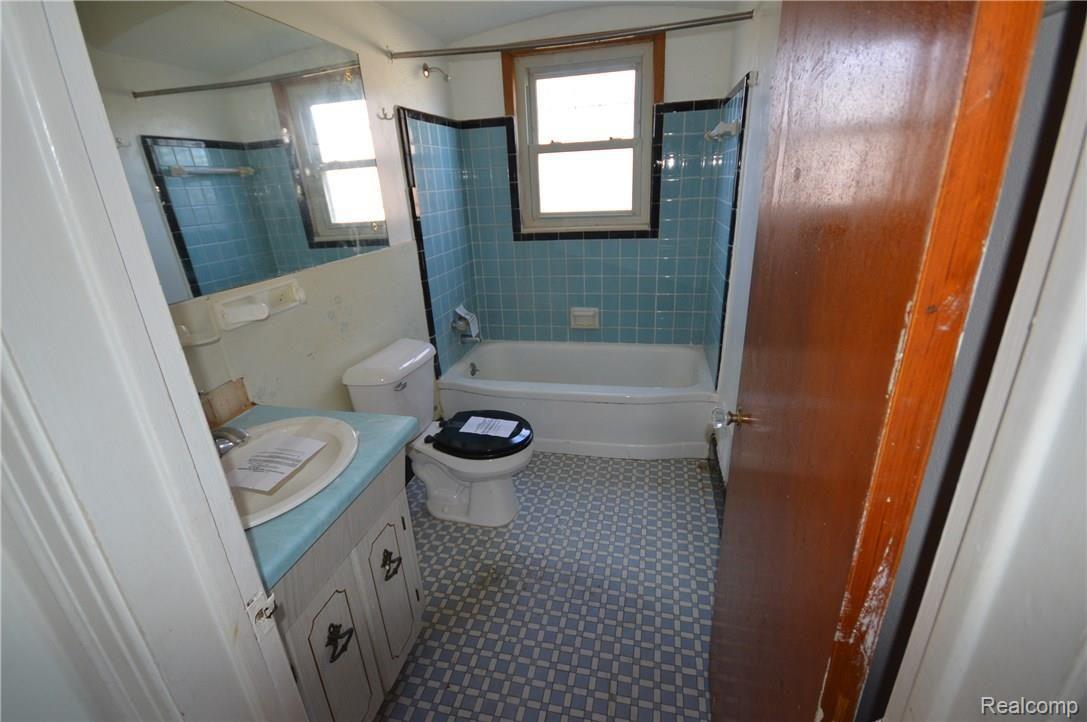 6349 Rutland Street Detroit, MI 48228 - Photo 5 of 10 261-873039_Bathroom.JPG