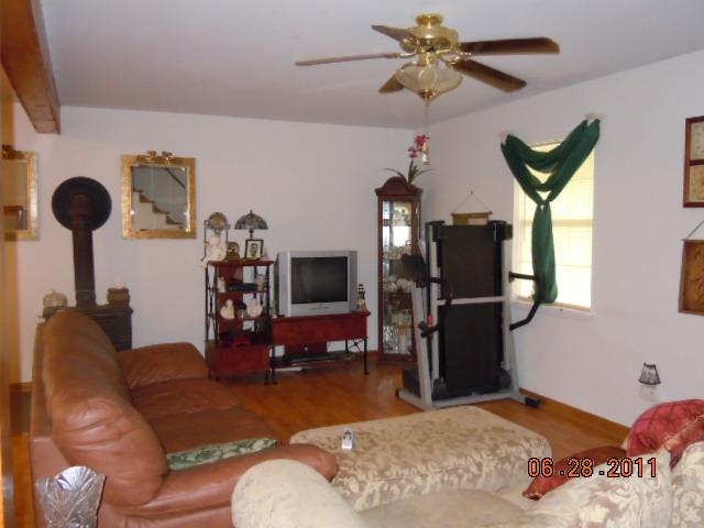 1 Smith Fork Creek Road Lancaster, TN 38569 - Photo 4 of 9 living room