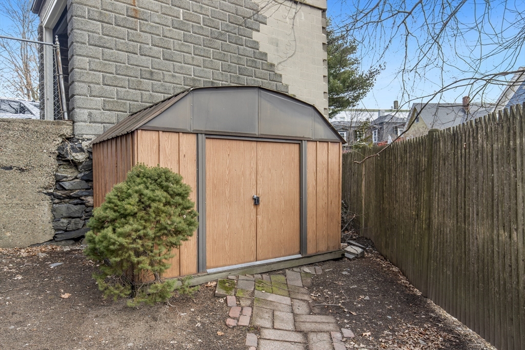 78 R Mt Vernon Street Somerville, MA 02145 - Photo 25 of 32 a backyard of a house with lots of green space