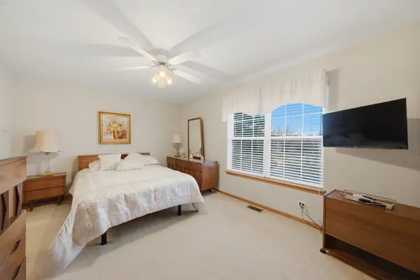 $490,000 | 490 Beckett Crossing Drive, Mundelein, IL 60060