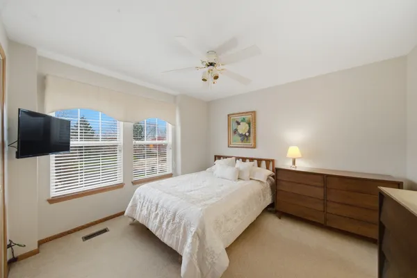 $490,000 | 490 Beckett Crossing Drive, Mundelein, IL 60060