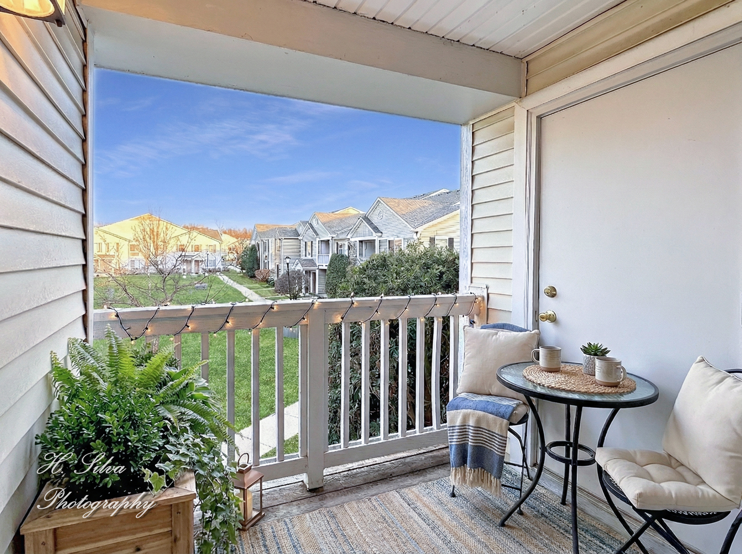 1431 Silverstone Drive, Unit 1431 Carpentersville, IL 60110 - Photo 12 of 18 a view of a chairs and table in the balcony