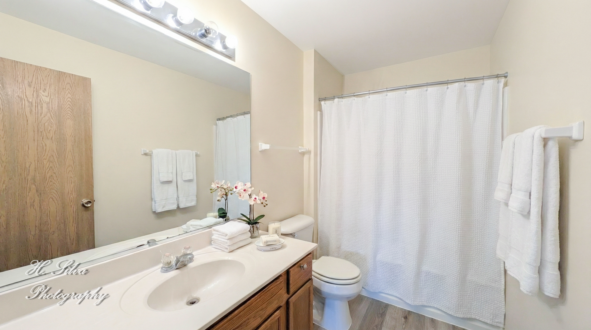 1431 Silverstone Drive, Unit 1431 Carpentersville, IL 60110 - Photo 8 of 18 a bathroom with a sink toilet and shower
