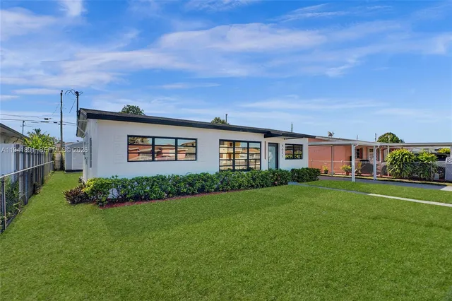 a view of a yard in front of a house