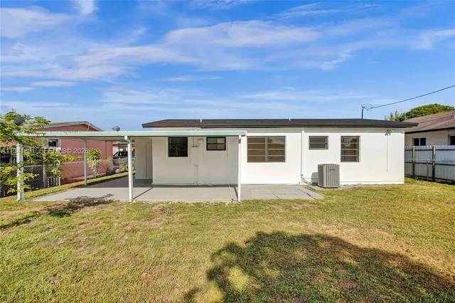 a view of a backyard