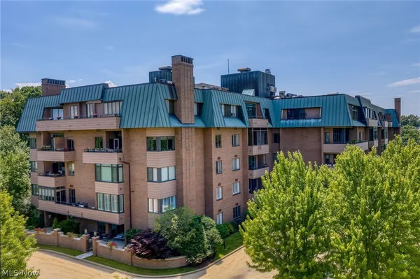 $425,000 | 5150 Three Village Drive, Unit LLD, Lyndhurst, OH 44124