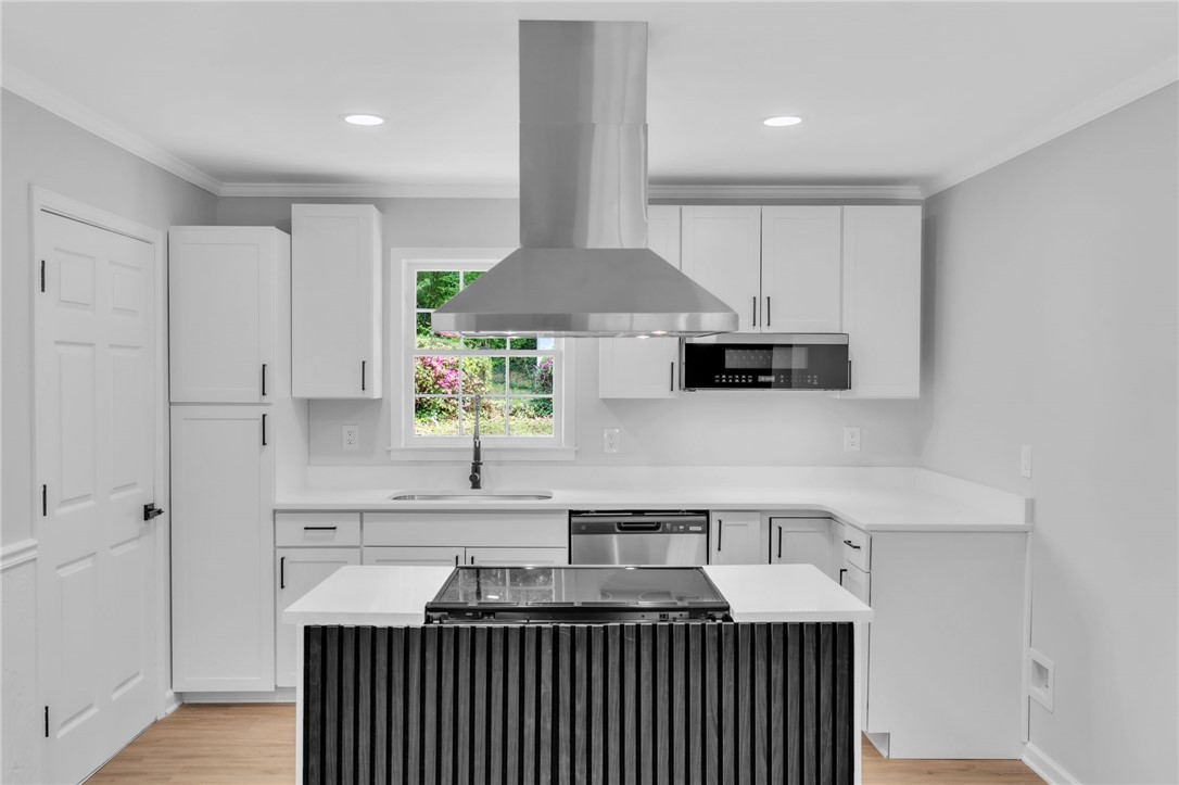 403 Keith Lane Seneca, SC 29678 - Photo 7 of 28 Bright and inviting kitchen with modern appliances and ample counter space awaits your culinary adventures.