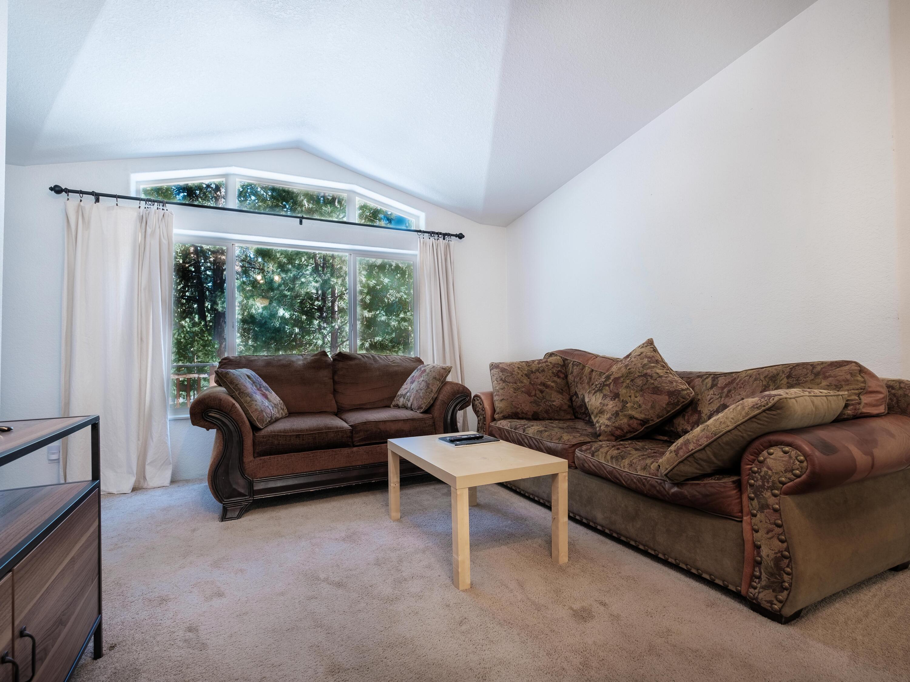 60477 Pima Road Bend, OR 97702 - Photo 9 of 25 Living room