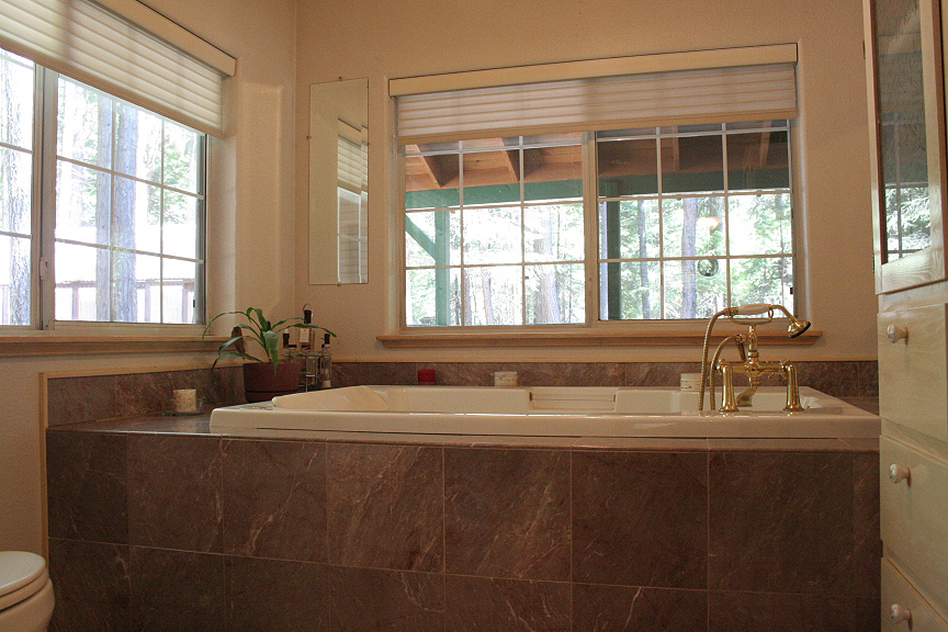 8657 McCumber Lk Road Shingletown, CA 96088 - Photo 16 of 46 Downstairs Master Bathroom Jacuzzi