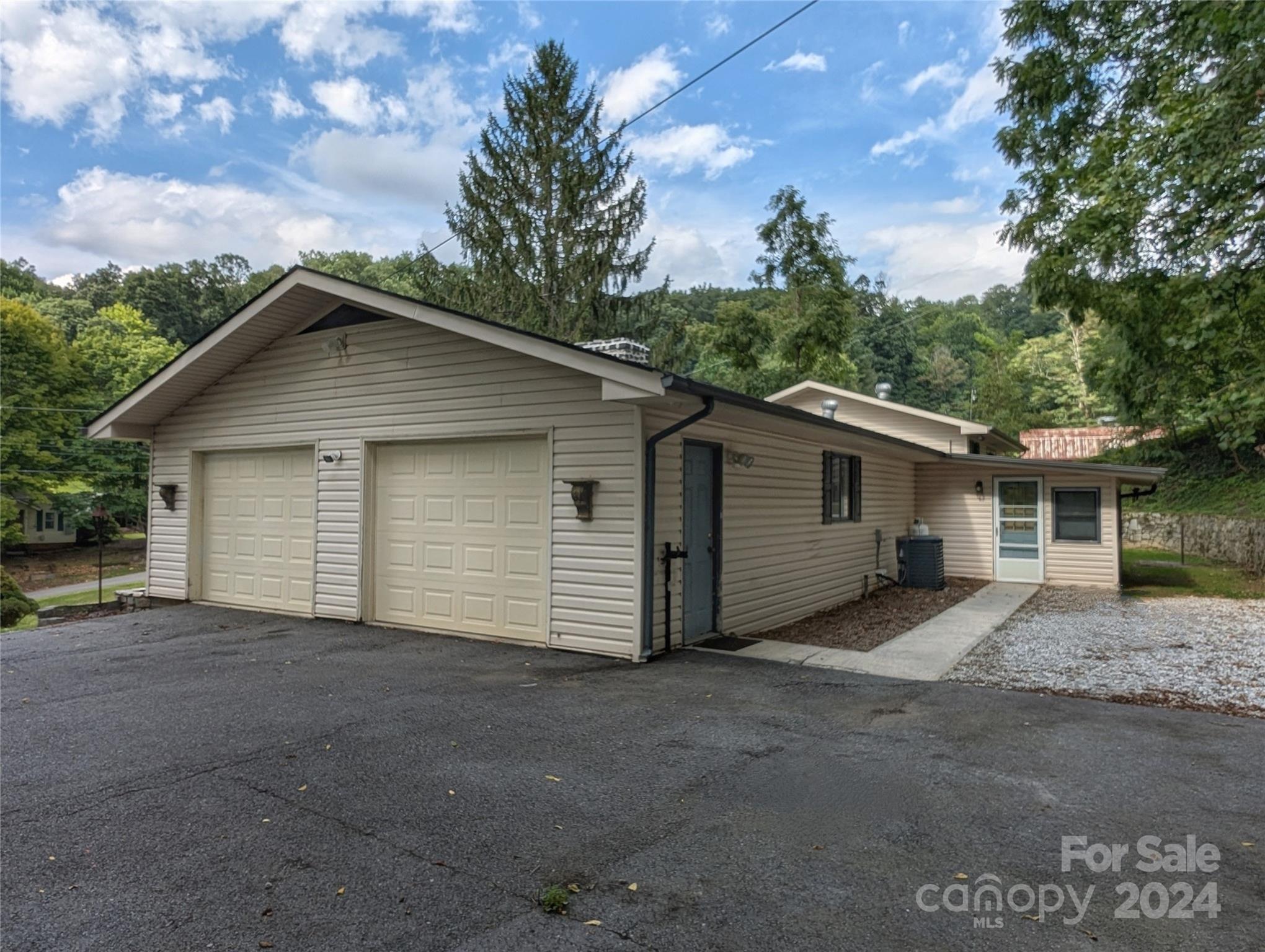 64 Hilltop Road Waynesville, NC 28786 - Photo 9 of 48 Gallery Image 9