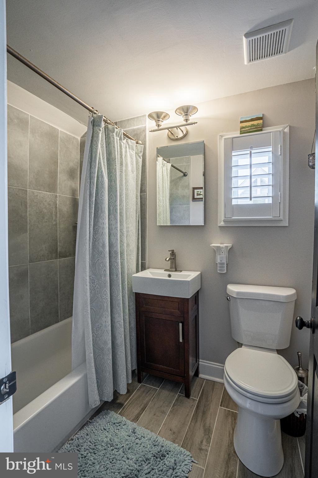 802 Cedarcroft Road Baltimore, MD 21212 - Photo 19 of 38 Full Hall Bath on upper level
