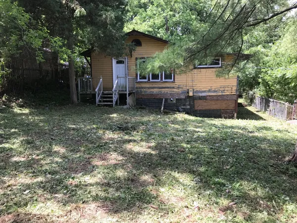 a view of a house with backyard