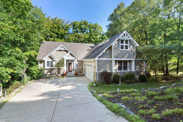 670 Upper Brookwood Drive, Fontana, WI 53125