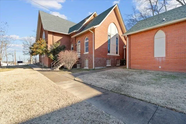 a view of a house with a yard
