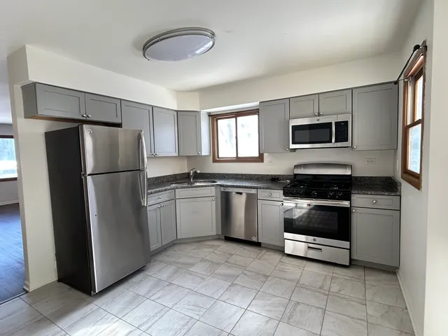 $200,000 | 422 Lincoln Avenue, Unit A, Fox River Grove, IL 60021