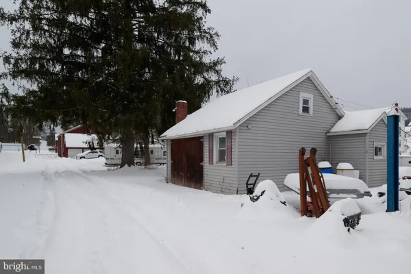 a car parked in front of a white house
