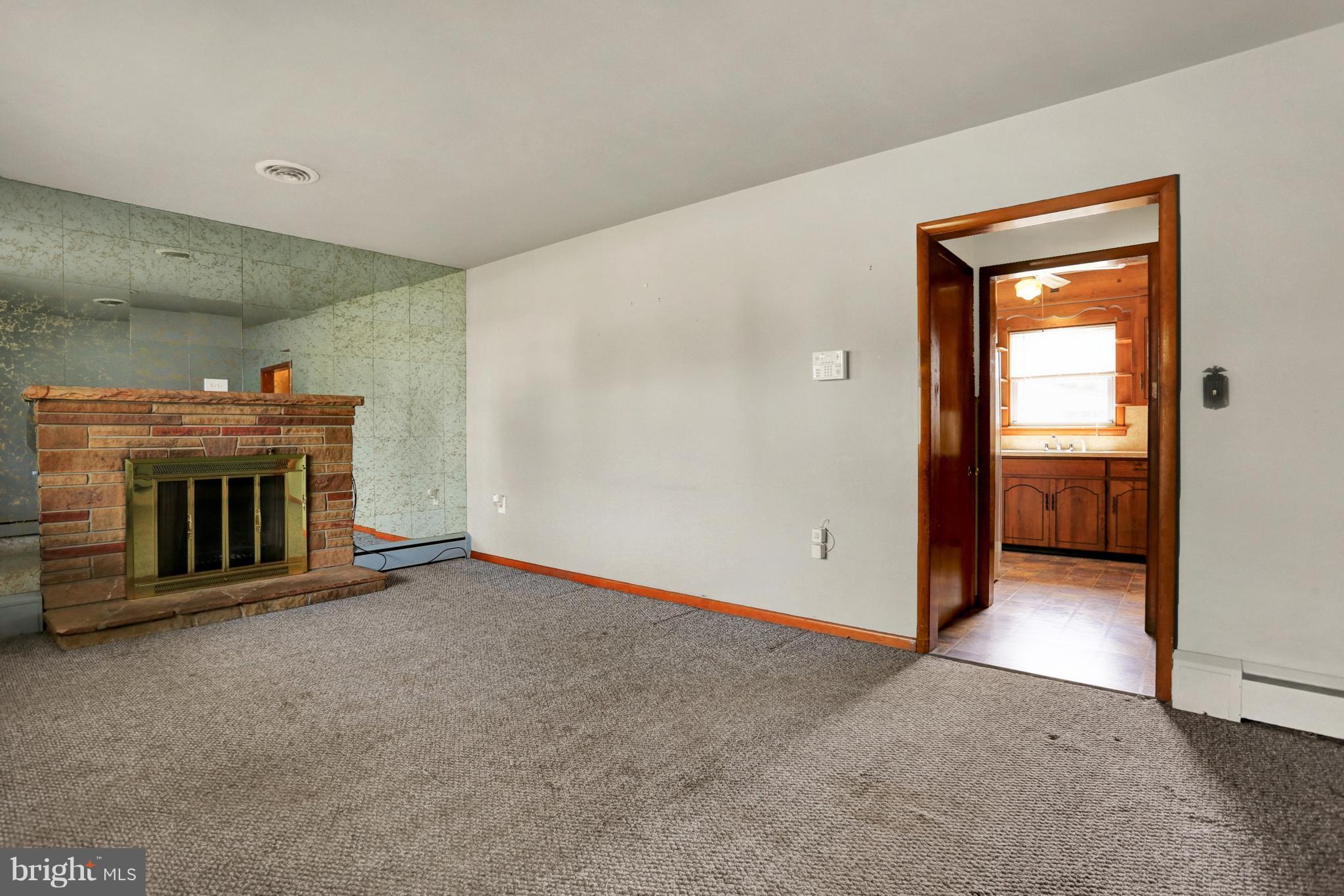 811 Medway Road Hagerstown, MD 21740 - Photo 6 of 13 Living Room