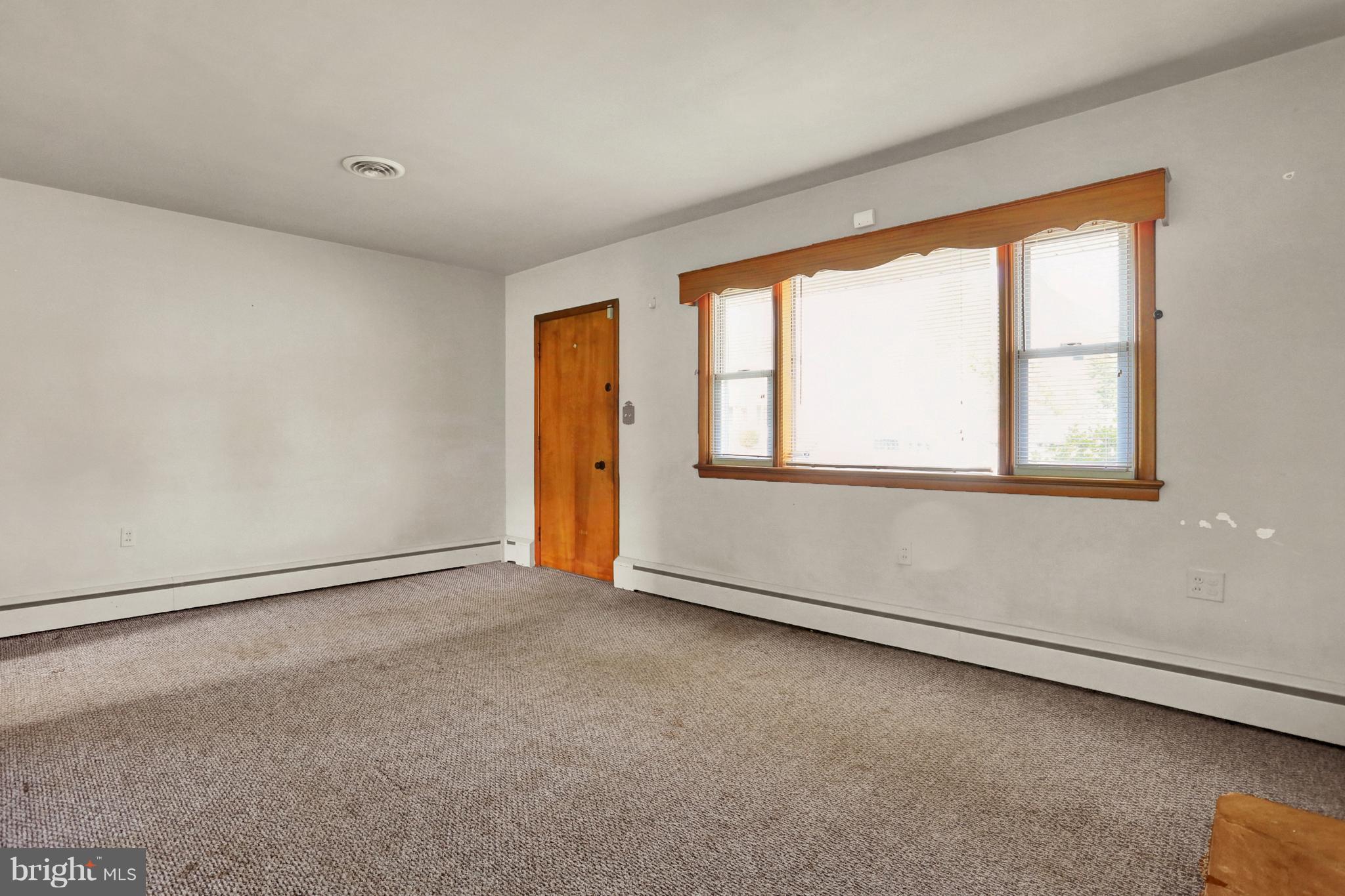 811 Medway Road Hagerstown, MD 21740 - Photo 7 of 13 Living Room
