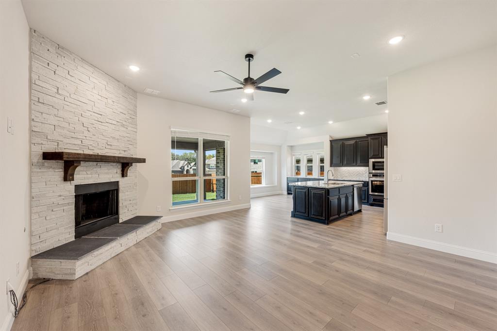 960 Imperial Eagle Road Alvarado, TX 76009 - Photo 18 of 40 a large kitchen with a stove and a refrigerator