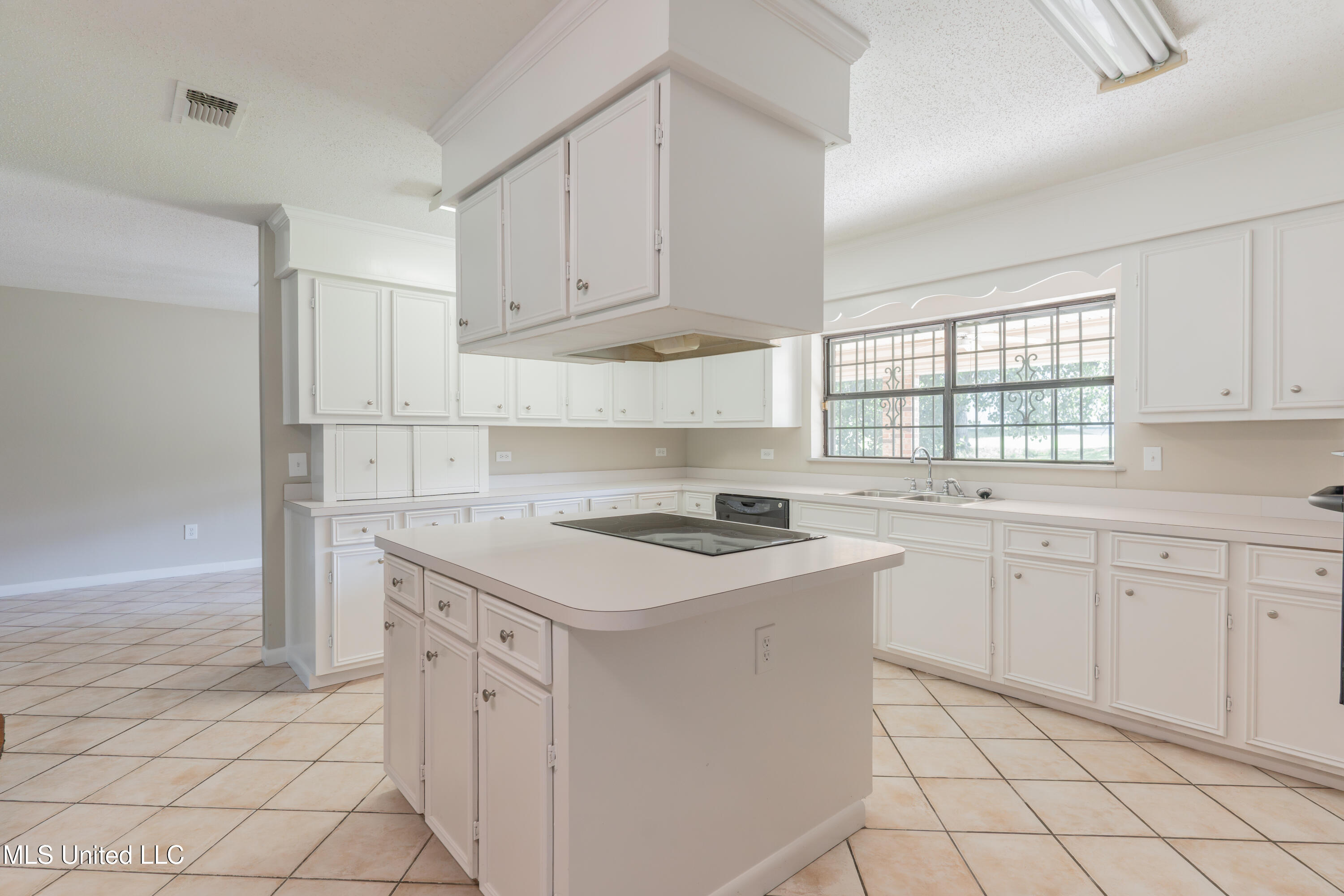 5232 Old Byram Road Byram, MS 39272 - Photo 27 of 77 27-Kitchen