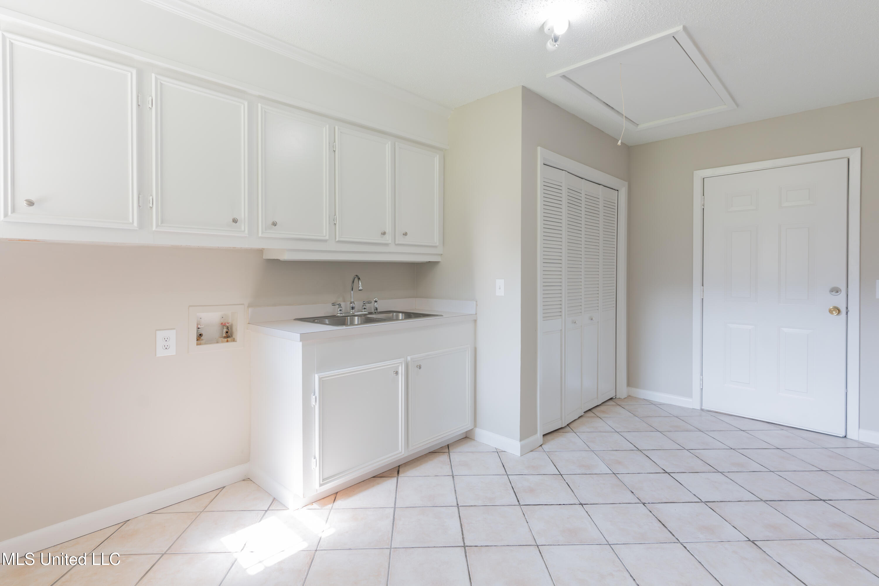 5232 Old Byram Road Byram, MS 39272 - Photo 31 of 77 31-LaundryRoom