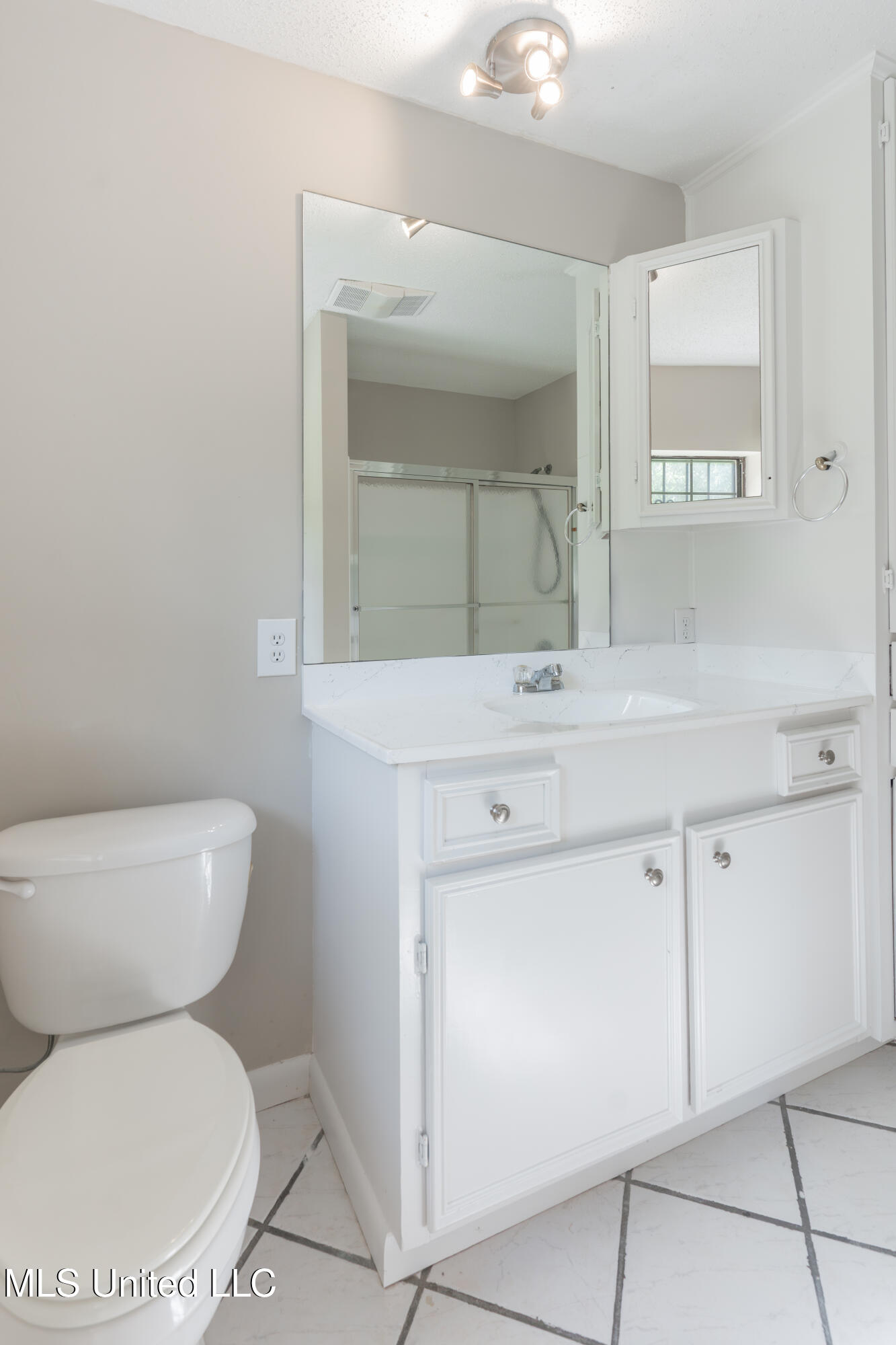 5232 Old Byram Road Byram, MS 39272 - Photo 40 of 77 40-PrimaryBathroom