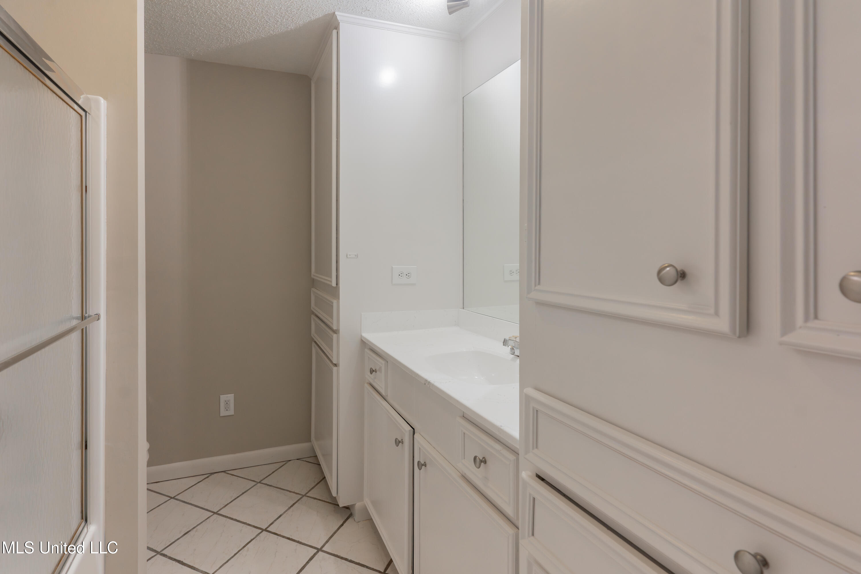 5232 Old Byram Road Byram, MS 39272 - Photo 53 of 77 53-HallBathroom