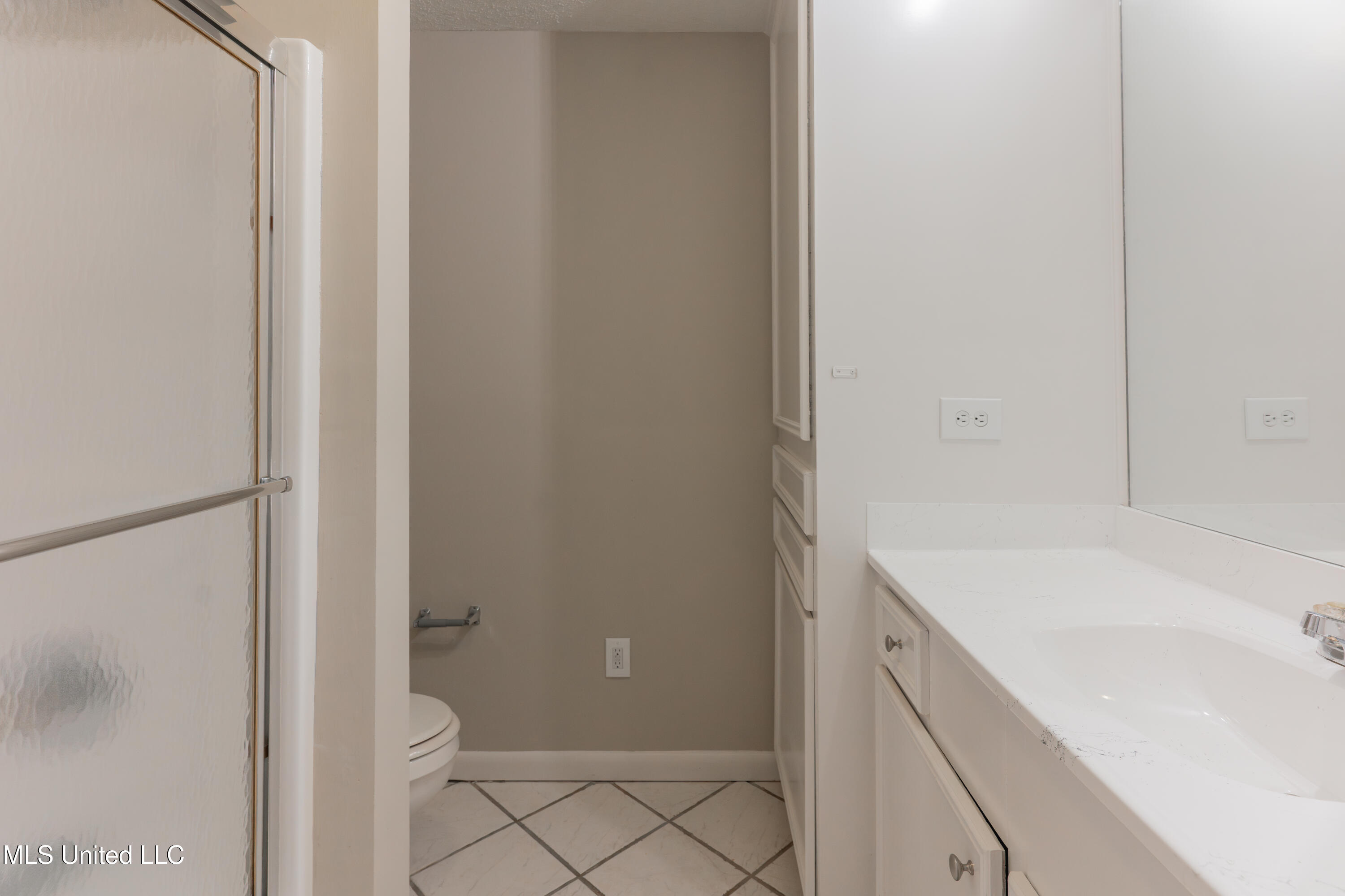 5232 Old Byram Road Byram, MS 39272 - Photo 54 of 77 54-HallBathroom