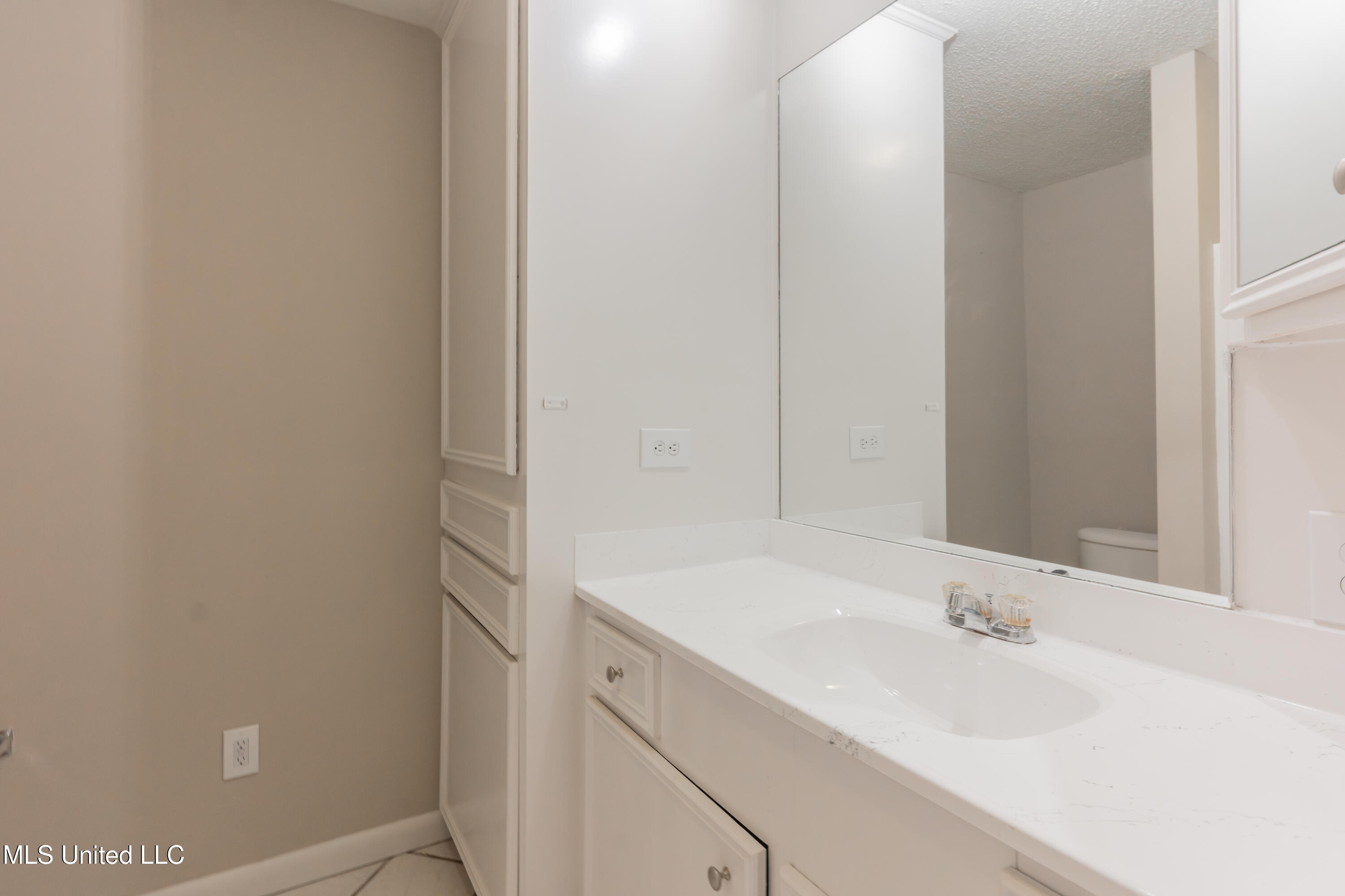 5232 Old Byram Road Byram, MS 39272 - Photo 56 of 77 56-HallBathroom