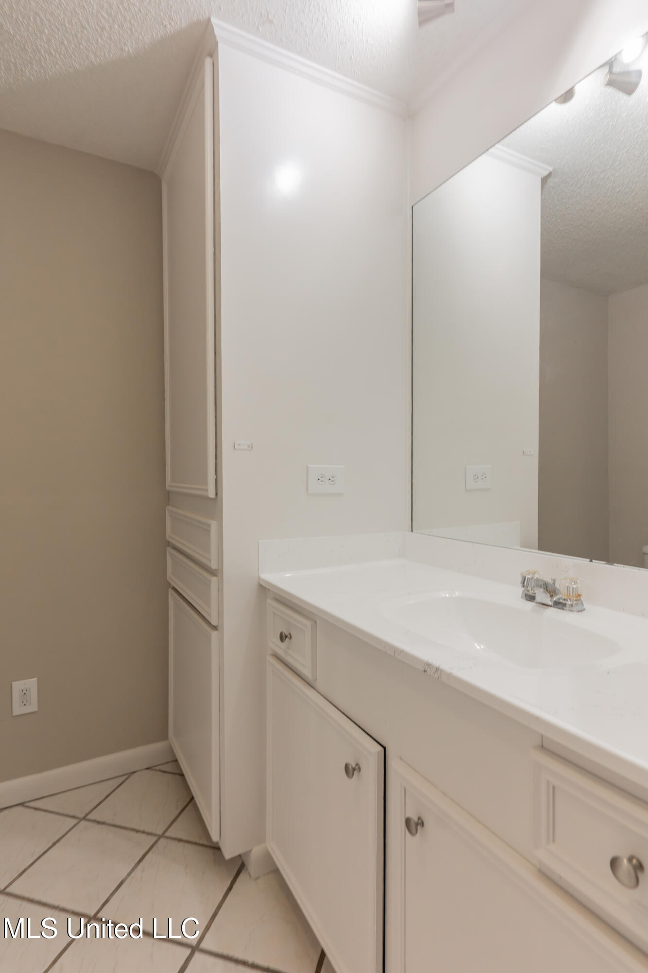 5232 Old Byram Road Byram, MS 39272 - Photo 57 of 77 57-HallBathroom