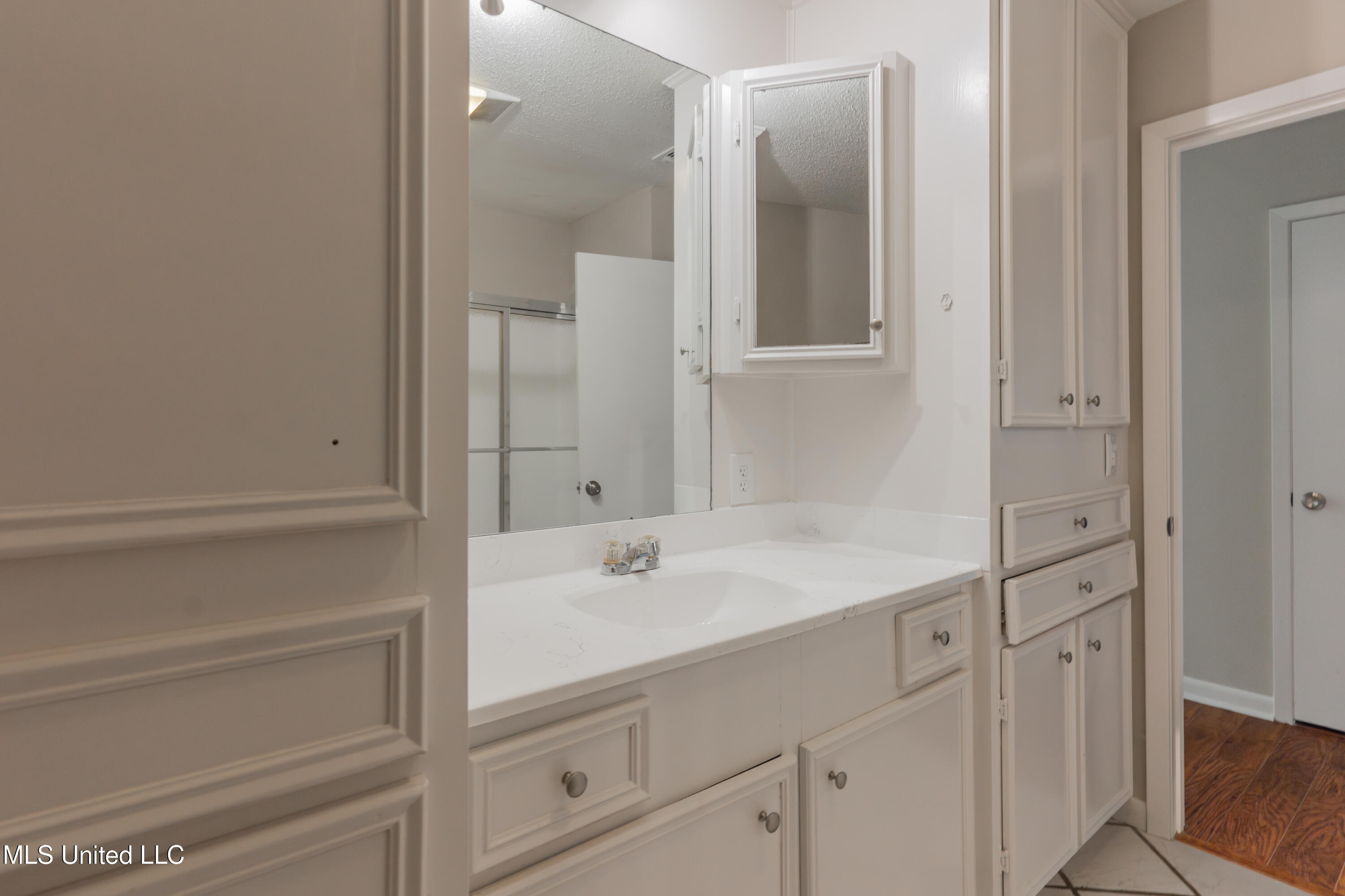 5232 Old Byram Road Byram, MS 39272 - Photo 58 of 77 58-HallBathroom