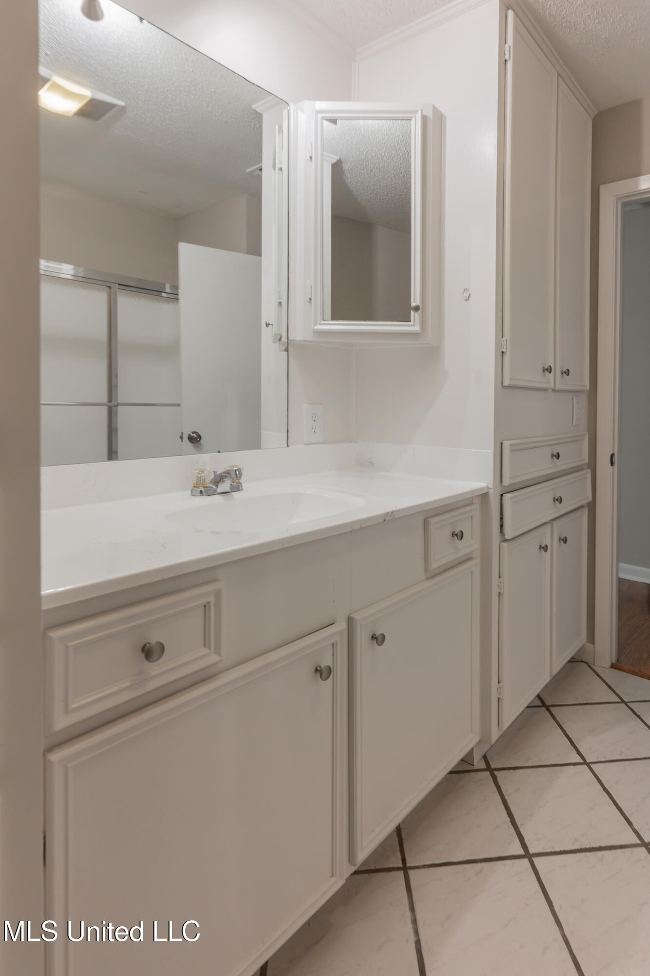 5232 Old Byram Road Byram, MS 39272 - Photo 59 of 77 59-HallBathroom