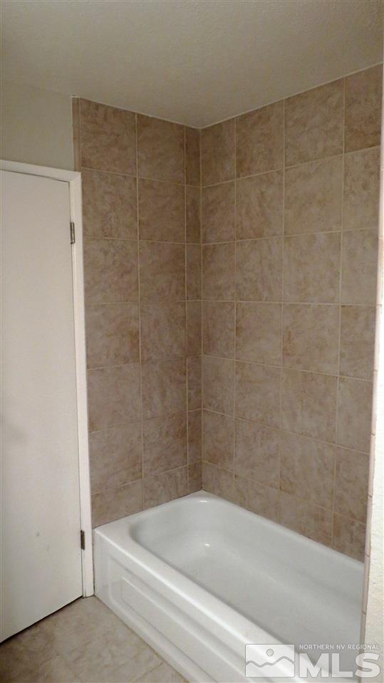 2015 Trainer Way Reno, NV 89512 - Photo 15 of 22 a bathroom with a bathtub