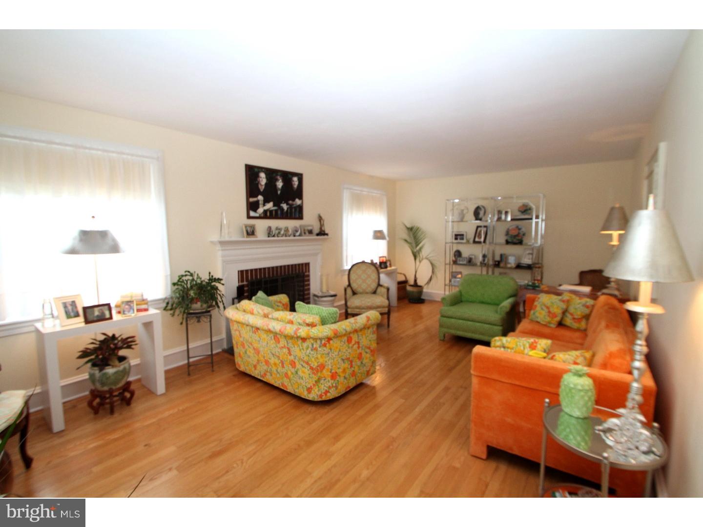 530 Midvale Road Upper Darby, PA 19082 - Photo 13 of 24 Living Room
